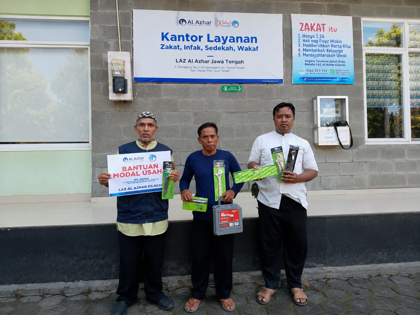 Berdayakan Ekonomi Warga, LAZ Al Azhar Cilacap Serahkan Perlengkapan Bengkel Motor